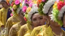 Para gadis bermahkotakan rangkaian bunga-bunga saat pawai Tradisi Ngarot di Indramayu, Minggu, (9/10). Mahkota bunga dalam Tradisi Ngarot diartikan sebagai lambang kesucian. (Liputan6.com/Gholib)