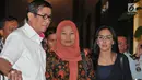 Menkumham Yasonna Laoly (kiri) bersama terpidana kasus pelanggaran ITE Baiq Nuril (tengah) dan Rieke Diah Pitaloka usai mengadakan pertemuan di Kantor Menkumham, Jakarta, Senin (8/7/2019). Baiq Nuril menemui Yasonna Laoly setelah upaya PK dirinya ditolak MA. (merdeka.com/Iqbal Nugroho)