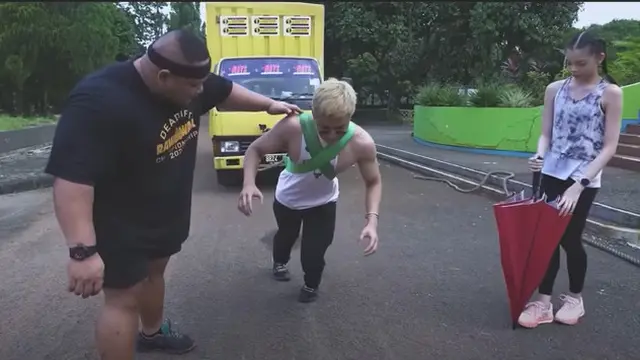 Punya Badan Kekar, Ini 6 Momen Azka Corbuzier Tarik Truk Hingga Jeep