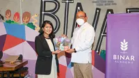 Dita Aisyah Cofounder Binar Academy bersama Eddy Cahyono Sugiarto Kepala Biro Hubungan Masyarakat Kementerian Sekretariat Negara di Kantor Binar Academy. Dok: Binar Academy