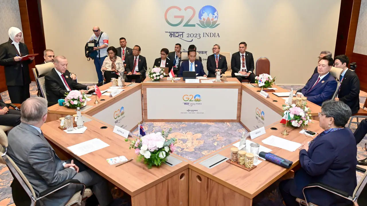 Presiden Joko Widodo (Jokowi) memimpin pertemuan MIKTA Leaders' Gathering ke-1 yang diselenggarakan di Bharat Mandapam, IECC, Pragati Maidan, New Delhi, India, Sabtu (9/9/2023). (Foto: Muchlis Jr - Biro Pers Sekretariat Presiden)