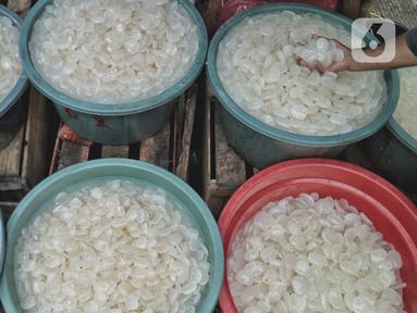 Pedagang menjajakan buah kolang-kaling di kawasan Pasar Induk kramat Jati, Jakarta Timur, Kamis (14/4/2022). Pedagang mengatakan penjualan kolang kaling di masa pandemi kali ini meningkat hingga 50 persen dibandingkan pada bulan Ramadan tahun lalu. (merdeka.com/Iqbal S Nugroho)