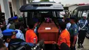 Peti jenazah korban pesawat AirAsia QZ8501 saat dimasukkan kedalam mobil ambulans oleh petugas, Jatim, Rabu (31/12/2014). (Liputan6.com/Johan Tallo)