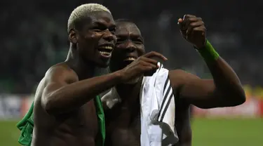 Gelandang Manchester United Paul Pogba (kiri) dan bek Saint-Etienne Florentin Pogba bertemu pada Liga Europa, di Stade Geoffroy-Guichard, Rabu (22/2). Pogba bersaudara saling bertukar jersey usai MU menang 1-0 atas Saint-Etienne. (PHILIPPE DESMAZES/AFP)