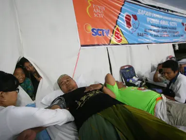 Dua anak mengintip proses pengambilan donor darah di Masjid Kauman,Yogyakarta, (11/6/2016).Safari donor darah ramadan pundi amal SCTV di sambut antusias oleh masyarakat.(Boy Harjanto)
