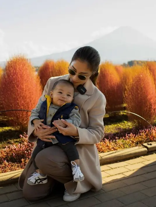 Kali ini, Nikita Willy tampil stylish dengan padanan blazer krem dengan long pants coklat. [IG:indpriw].