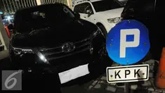 Tim satuan tugas (satgas) KPK kembali melakukan operasi tangkap tangan (OTT) terhadap pejabat Bakamla, Rabu (14/12). Dalam OTT tersebut KPK mengamankan satu unit mobil Toyota Fortuner berwarna hitam (Liputan6.com/helmi Afandi)