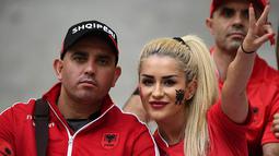 Fans cantik Albania mewarnai kemeriahan laga Grup A Piala Eropa 2016 melawan Prancis di Stade Velodrome, Prancis, Kamis (15/6/2016). (AFP/Franck Fife)