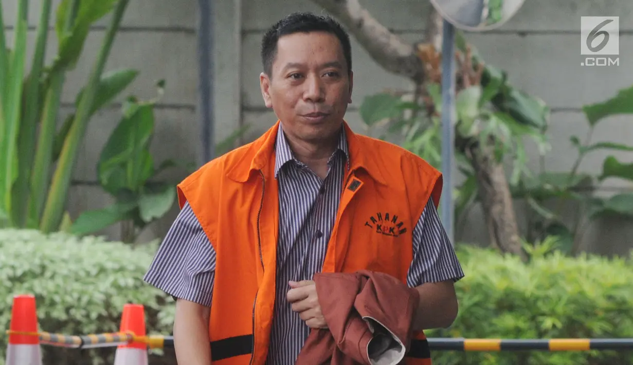 Tersangka Ali Murtopo tiba untuk menjalani pemeriksaan di Gedung KPK, Jakarta, Kamis (6/12). Ali Murtopo diperiksa sebagai tersangka dugaan suap Bupati Malang Rendra Kresna. (Merdeka.com/Dwi Narwoko)