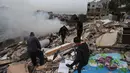 Serangan yang dilancarkan pada Rabu 21 Januari 2026 dilaporkan menewaskan sedikitnya dua orang dan melukai puluhan lainnya. Tampak dalam foto, asap mengepul saat orang-orang memeriksa bangunan yang hancur akibat serangan Israel di desa Qennarit, Lebanon selatan, Kamis 22 Januari 2026. (AP Photo/Mohammed Zaatari)