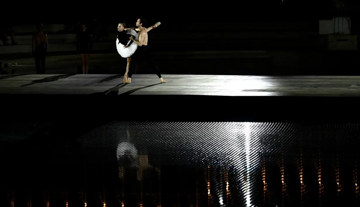 Anggota La Scala Theatre Ballet tampil di kolam renang Bagni Misteriosi, Milan, Italia, 12 Juli 2021. Acara ini bagian dari "La Scala in Citta", tur konser balet terbuka selama 4 hari di 14 tempat di Milan. (MARCO BERTORELLO/AFP)