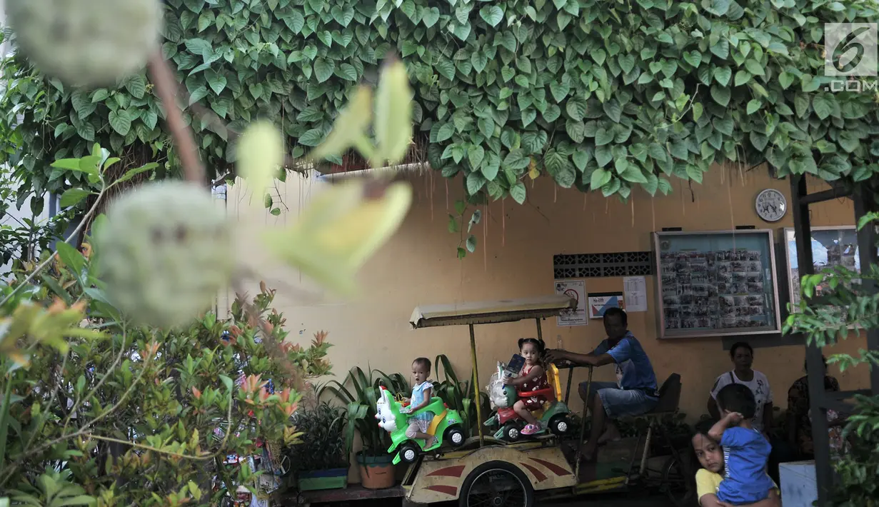 Anak-anak naik odong-odong di Program Kampung Iklim (Proklim) RW 01, Sunter Jaya, Jakarta, Kamis (7/2). Kampung Iklim ini telah memenangkan kejuaraan Kampung Terbaik se-DKI Jakarta. (Merdeka.com/Iqbal S. Nugroho)