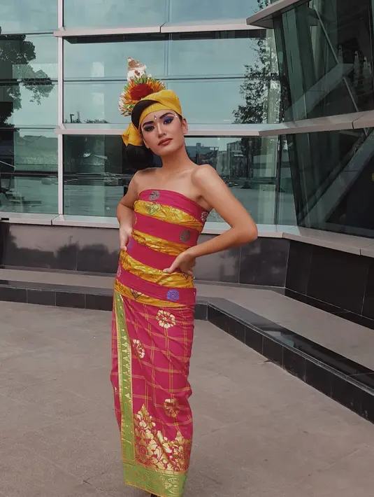 Tampil dengan baju adat khas Bali, pemeran utama film Yuni ini tampil memesona dan bikin pangling. Meski masih menjadi pendatang baru, namun prestasi yang telah diraihnya begitu luar biasa. Bahkan, Arawinda sempat digadang-gadang akan menjadi aktris sukses.  (Liputan6.com/IG/@arawindak)