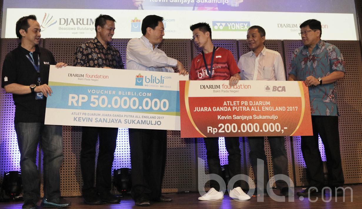 Juara All England 2017, Kevin Sanjaya, menghadiri acara pemberian bonus dari Djarum Foundation. Bonus tersebut berupa deposito BCA senilai Rp 200 juta dari Djarum Foundation dan voucher dari Blibli.com senilai Rp 50 juta. (Bola.com/M Iqbal Ichsan)