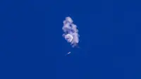Sisa balon mata-mata China terjatuh di atas Samudra Atlantik, South Carolina, Amerika Serikat, 4 Februari 2023. Balon mata-mata tersebut jatuh sekitar enam mil laut di lepas pantai Amerika Serikat pada pukul 14.39 EST (19.39 GMT). (Chad Fish via AP)