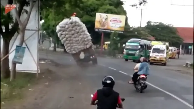 Detik-detik truk terguling akibat kelebihan muatan terekam kamera warga.