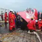 Ekor pesawat AirAsia QZ8501 diangkat ke Kapal Crest Onyx (Liputan6.com/ Rochmanuddin)