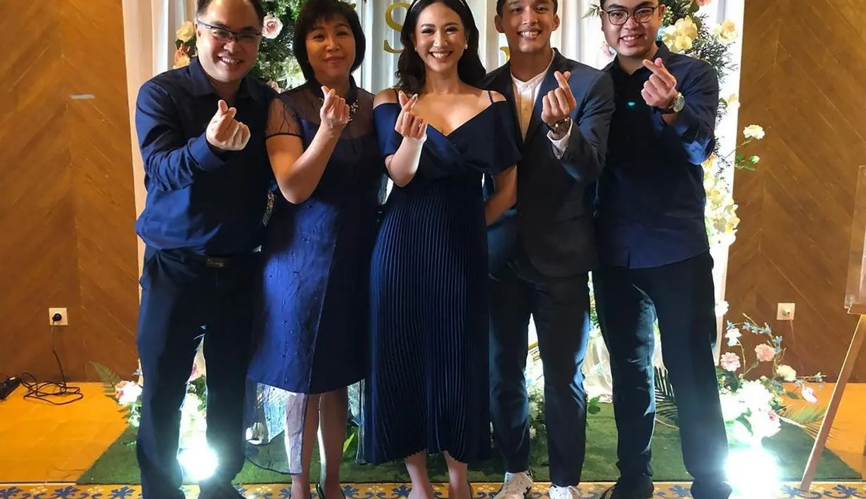 Perpaduan makeup flawless tidak mengurangi kecantikannya, bahkan tampilannya terlihat sangat manis di hari spesial. (Foto: Instagram/ chresentiaerry)