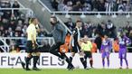 Ada satu kejadian tak mengenakkan di tengah laga Newcastle United kontra Tottenham Hotspur pada laga Liga Inggris. Pertandingan yang berlangsung sengit itu sempat dihentikan sementara karena darurat medis. (AP/Jon Super)