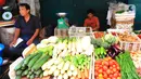 Aktivitas jual beli beli di pasar kawasan Glodok, Jakarta, Selasa (28/1/2020). Bank Indonesia memproyeksikan terjadi inflasi di Januari 2020 bersumber dari beberapa komoditas pangan yang mengalami tekanan harga, di antaranya telur ayam akan berkontribusi juga ke inflasi. (Liputan6.com/Angga Yuniar)