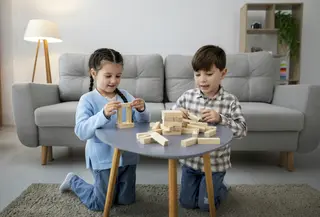 Dua anak yang sedang bermain balok (Foto dok : Freepik/freepik).