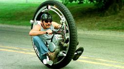 Riding di dalam roda motor bukan hal yang tidak mungkin bisa dilakukan. (Source: drivespark.com)