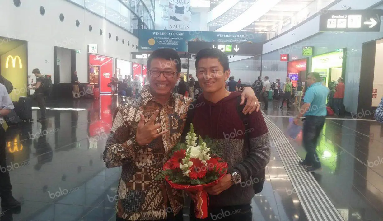 Pebalap Manor Racing asal Indonesia, Rio Haryanto disambut Duta Besar RI untuk Austria, Rachmat Budiman, saat tiba di Bandar Udara Internasional Wina, Austria, Selasa (28/6/2016). (Bola.com/Reza Khomaini)