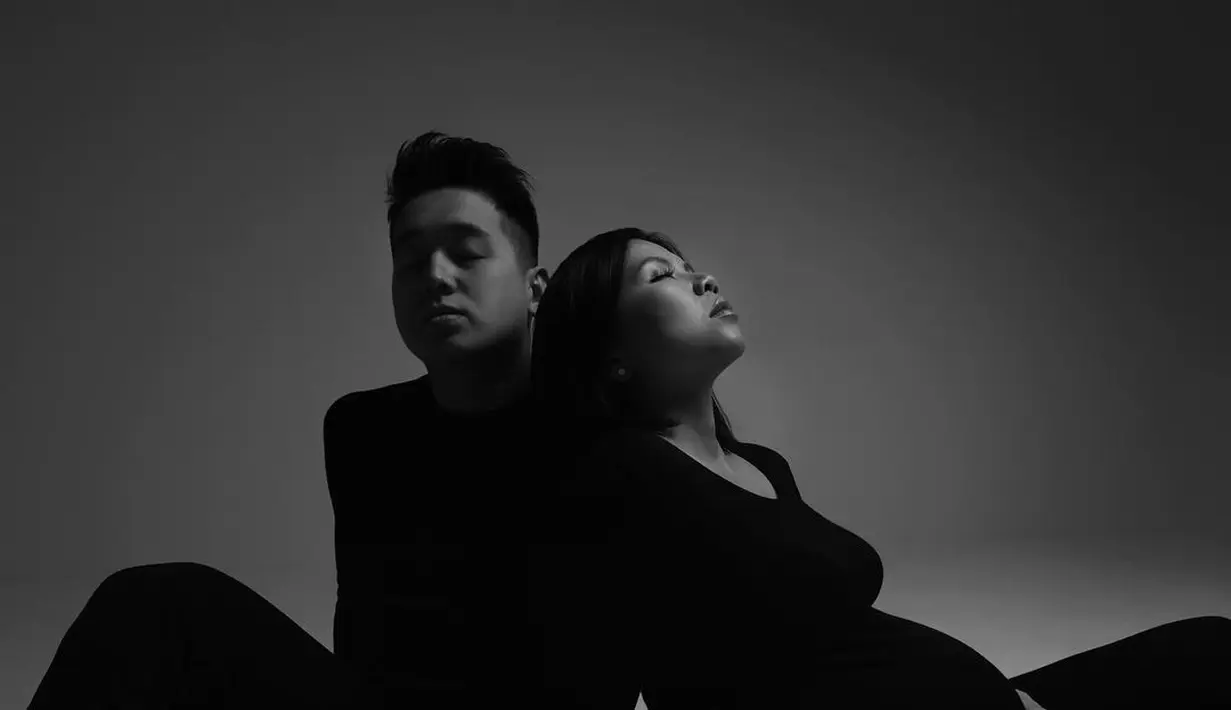 Keduanya kompak mengenakan outfit serba hitam.  [Foto: cr/@bennylims/@juniapics].