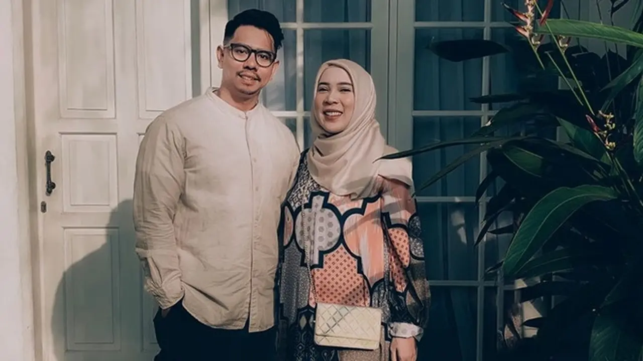 6 Potret Fitri Tropica Pamer Baby Bump, Cantik dan Memesona