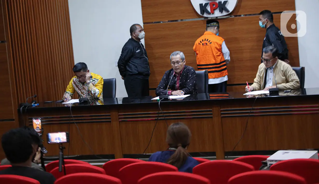 Mantan Bupati Sidoarjo Saiful Ilah (belakang tengah) dihadirkan dalam konferensi pers usai diperiksa di Gedung Merah Putih KPK, Jakarta, Selasa (7/3/2023). Saiful Ilah kembali ditahan KPK dalam kasus suap gratifikasi pemerintahan Kabupaten Sidoarjo, Jawa Timur. (Liputan6.com/Faizal Fanani)