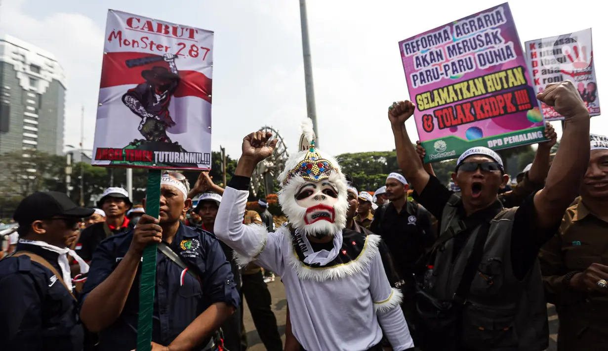 Sejumlah orang yang tergabung dalam karyawan Perhutani menggelar aksi damai di kawasan Patung Kuda, Jakarta, Rabu (20/7/2022). Massa menyampaikan kepada masyarakat Indonesia dan pemerintah peran strategis Hutan Jawa dalam mendukung kehidupan baik dari aspek ekologis, tata air, mitigasi bencana, perlindungan keanekaragaman hayati, perekonomian, sosial dan budaya mengingat peran strategis tersebut. (Liputan6.com/Faizal Fanani)