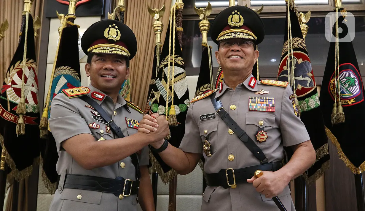 Kapolda Aceh, Brigjen Pol Wahyu Widada (kiri) melakukan salam komando dengan Kapolda Maluku Irjen Pol Royke Lumowa usai upacara sertijab di Rupatama Mabes Polri, Jakarta, Selasa (11/2/2020). Upacara sertijab tersebut dipimping langsung oleh Kapolri Jenderal Idham Azis. (Liputan6.com/Johan Tallo)
