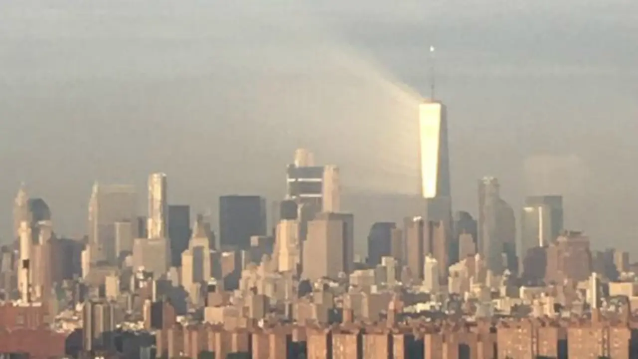 Sinar misterius yang terpantul dari One World Trade Center