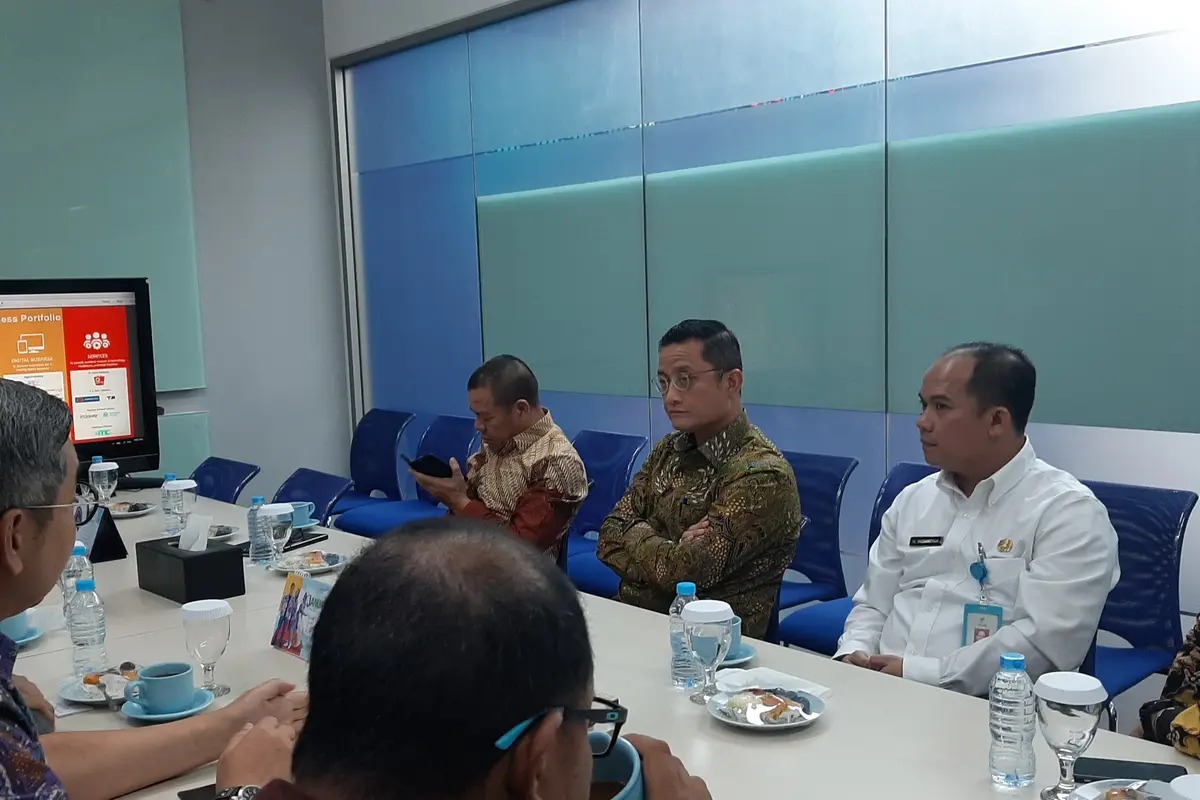Menteri Sosial Juliari Batubara bersilaturahmi dengan SCM Grup di SCTV Tower, Senayan, Jakarta, Kamis (13/2/2020). (Liputan6.com/Yopi Makdori)