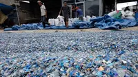 Pekerja menjemur leburan sampah plastik di gudang pengolahan sampah plastik kawasan Bekasi, Rabu (15/9/2021). Riset terbaru Sustainable Waste Indonesia (SWI) mengungkapkan skema ekonomi sirkular sebagai salah satu strategi untuk pengelolaan sampah plastik. (Liputan6.com/Herman Zakharia)