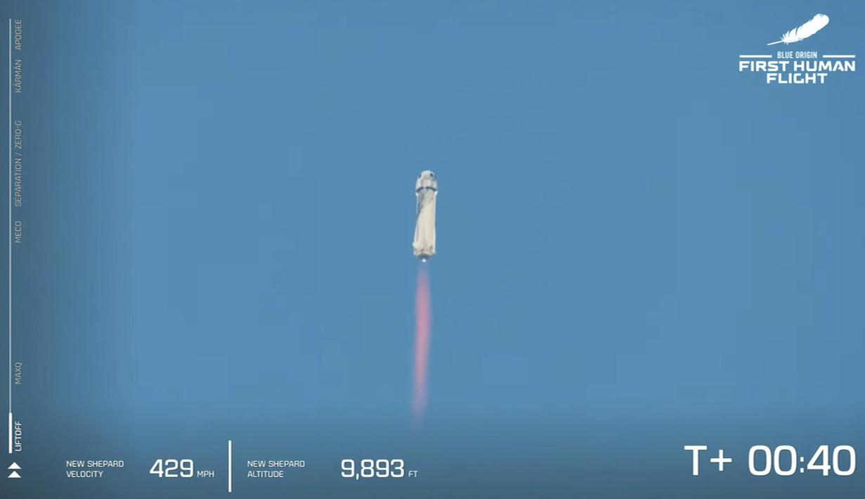 Roket New Shepard Blue Origin lepas landas dari landasan peluncuran pelabuhan antariksa dekat Van Horn, Texas, Amerika Serikat, Selasa (20/7/2021). Blue Origin milik Jeff Bezos kini bersaing dengan Virgin Galactic milik Richard Branson serta SpaceX milik Elon Musk. (Blue Origin via AP)