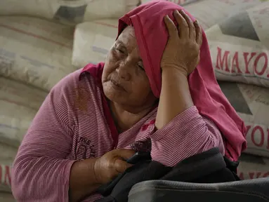 Seorang pengungsi beristirahat di sebuah pusat evakuasi di Guinabotan, Provinsi Albay, timur laut Filipina, Senin (12/6/2023). Gunung Mayon yang merupakan gunung berapi paling aktif di Filipina memuntahkan lahar panas. (AP Photo/Aaron Favila)