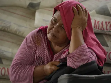 Seorang pengungsi beristirahat di sebuah pusat evakuasi di Guinabotan, Provinsi Albay, timur laut Filipina, Senin (12/6/2023). Gunung Mayon yang merupakan gunung berapi paling aktif di Filipina memuntahkan lahar panas. (AP Photo/Aaron Favila)