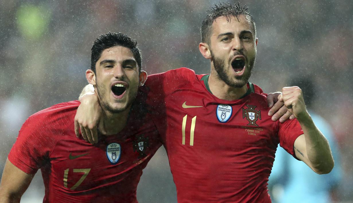 Striker Portugal, Goncalo Guedes bersama Bernardo Silva melakukan selebrasi bersama usai mencetak gol ke gawang Aljazair pada laga uji coba  di Estadio da Luz, Jumat (8/6/2018). Portugal menang 3-0 atas Aljazair. (AP/Armando Franca)
