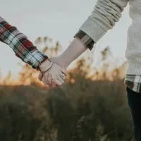 Scorpio memberi ketegasan, sementara Pisces menghadirkan kelembutan. Bersama, mereka mampu menjaga keharmonisan tanpa banyak pertengkaran. (Foto: Brooke Cagle/Unsplash)