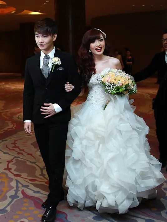 Di acara esepsi pernikahan mereka yang dihelat di Hotel Pullman, Jakarta Barat, Angel terlihat cantik dengan gaun pengantin bernuansa putih. Rudy tampak serasi dengan setelan jas hitamnya.(Deki Prayoga/Bintang.com)