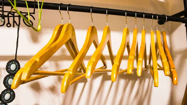 Tips Menggantung Pakaian Pakai Hanger
