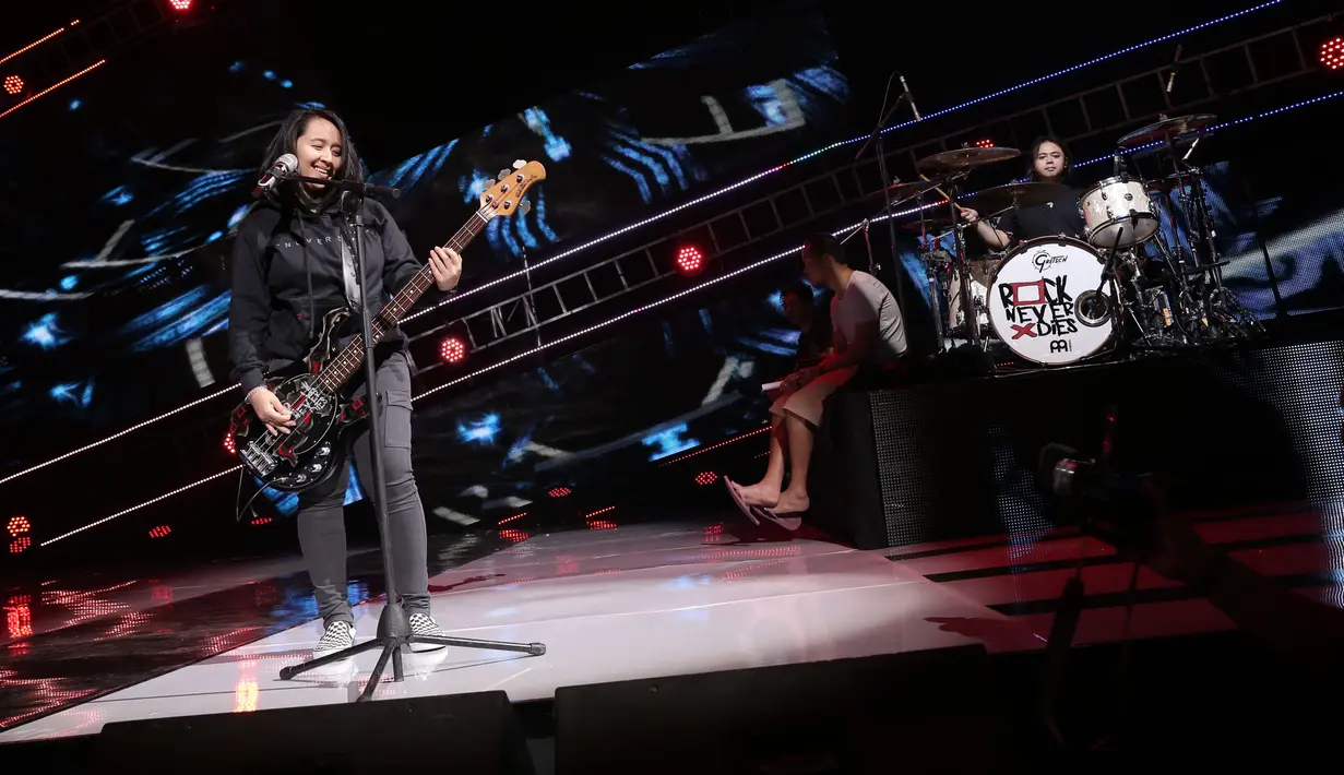 "Konsepnya seperti konser biasa, kita bikin santai, kita bener-bener pesta buat kerabat Kotak se-Indonesia kumpul," tutur Cella seusai menggelar gladi bersih di Studio 6 Emtek City, Daan Mogot, Jakarta Barat, Selasa (22/11). (Galih W. Satria/Bintang.com)