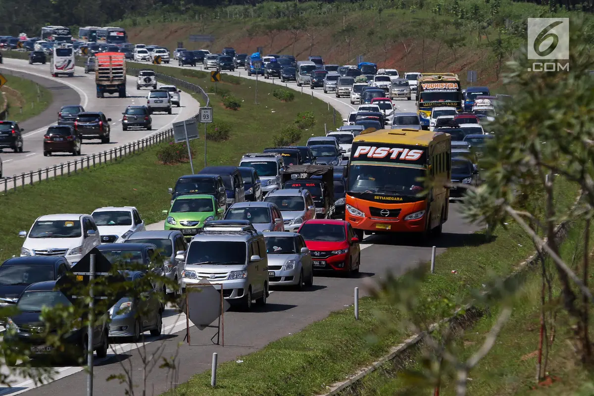 Pemudik Mulai Padati Tol Cipali