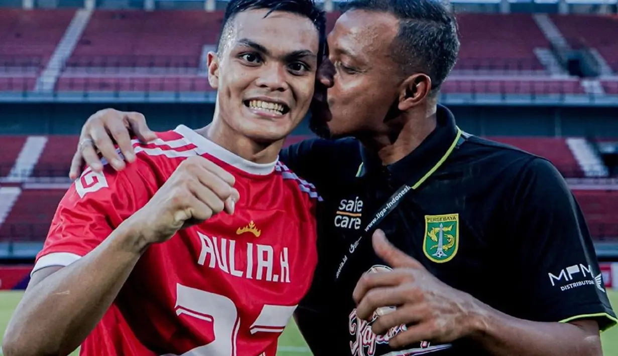 Keberhasilan Persebaya Surabaya ini menjadi bukti kerja keras mereka terbayar tuntas. Asisten pelatih, Bejo Sugiantoro sangat bangga dengan anaknya, Rachmat Irianto. Rian menjadi salah satu punggawa penting di skuad Bajul Ijo musim ini. (Liputan6.com/IG/@officialpersebaya)
