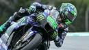 Pembalap Monster Energy Yamaha, Fabio Quartararo memacu motornya dalam tes pramusim MotoGP 2025 di Sirkuit Sepang, Malaysia, Rabu (05/02/2025). (AFP/ Mohd Rasfan)