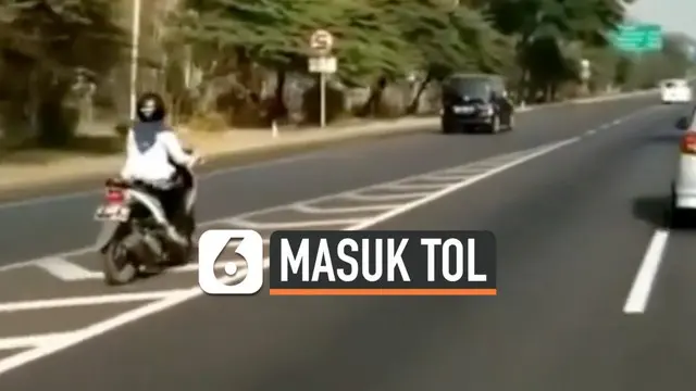 Rekaman seorang wanita berkendara menggunakan motor di jalan tol Gunungsari, Surabaya. Hal ini ia lakukan karena mengikuti arah jalan yang ada di Google maps.