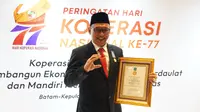 Wali Kota Cilegon Helldy Agustian saat menerima penghargaan sebagai Tokoh Penggerak Koperasi Utama di acara peringatan Hari Koperasi Nasional (Harkopnas) ke-77.