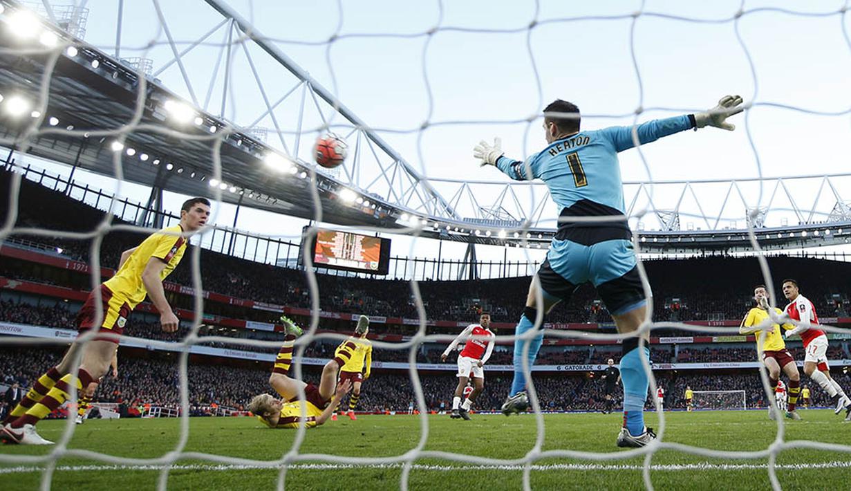 Proses terjadinya gol yang dicetak oleh pemain Arsenal, Alexis Sanchez ke gawang Burnley. Gol itu terjadi melalui umpan yang dikirimkan oleh Alex Oxlade Chamberlain. (Reuters/John Sibley)
