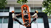 Mahasiswa mengikuti simulasi Vertical Rescue atau evakuasi vertikal selama latihan gempa bumi dan bencana di Universitas Syiah Kuala, Banda Aceh pada Selasa 21 Oktober 2025. (CHAIDEER MAHYUDDIN/AFP)